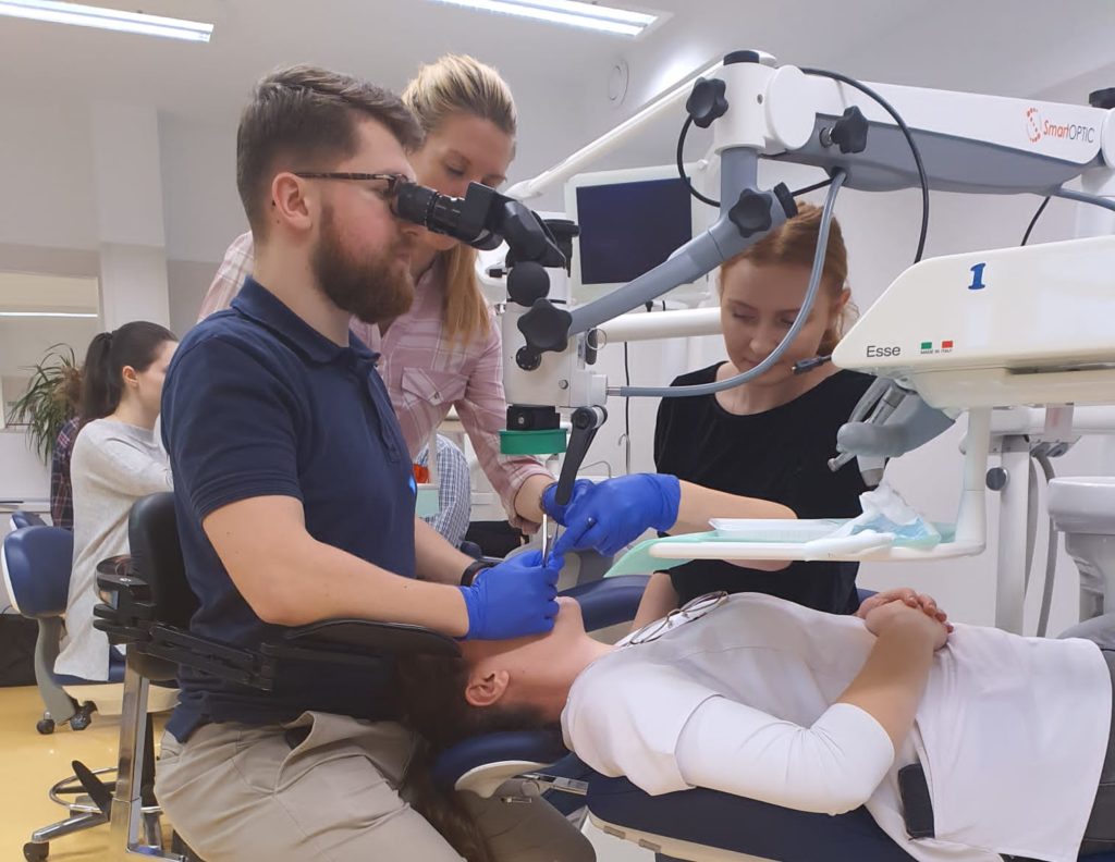 Ergonomia w stomatologii – praca na 4 i 6 rąk – Szkolenia Ostrowska