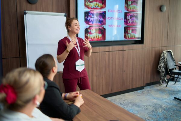 Warsztat podczas WDMS - Biofilm pod kontrolą – personalizacja higieny jamy ustnej z nowoczesną technologią dla poszczególnych grup pacjentów