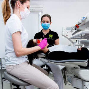 Ergonomia w stomatologii - praca solo higienistki, praca na 4 ręce