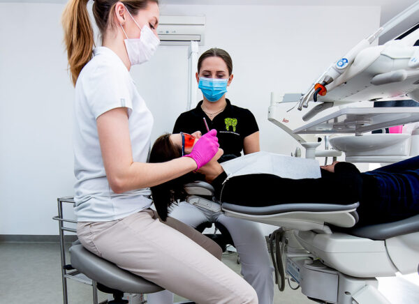 Ergonomia w stomatologii - praca solo, na 4 ręce, praca w powiększeniu